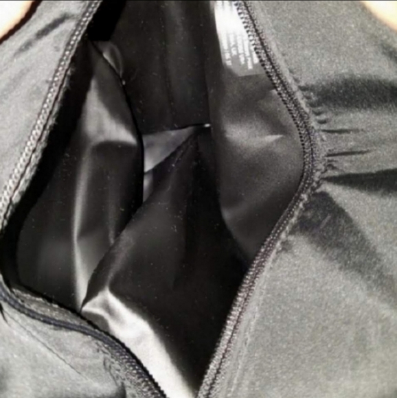 Pineapple shaped bag
Gently used 
No flaws - Picture 2 of 3